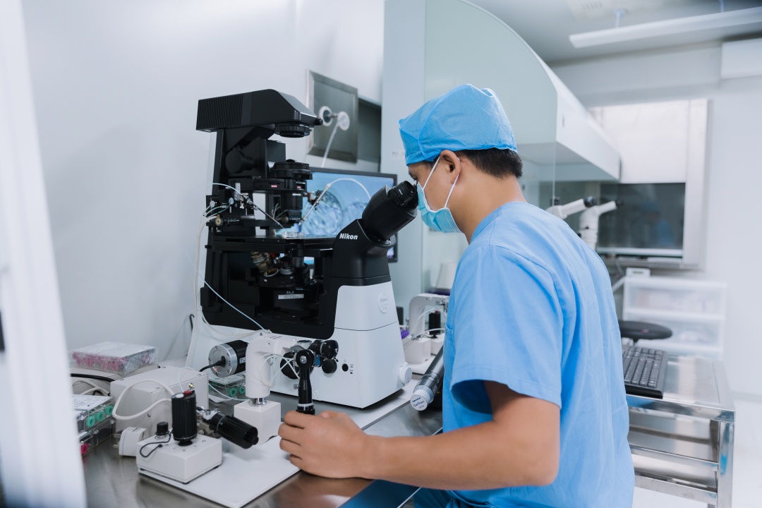 丹若国际生殖医院胚胎实验室-彭文林院长在亲自操作