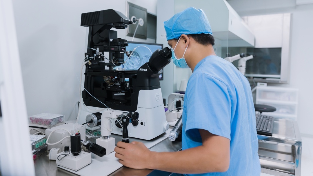 丹若国际生殖医院胚胎实验室-彭文林院长在亲自操作