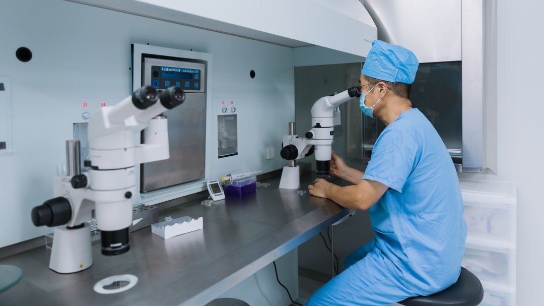 丹若国际生殖医院胚胎实验室 - 李建明博士在亲自操作