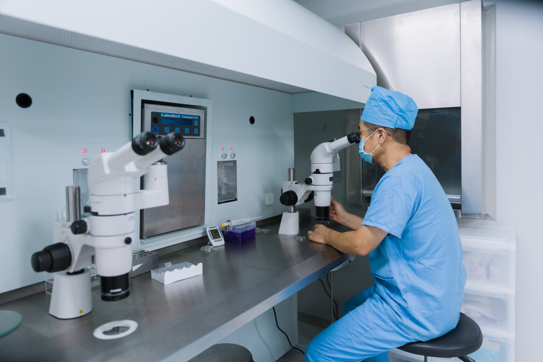 丹若国际生殖医院胚胎实验室 - 李建明博士在亲自操作